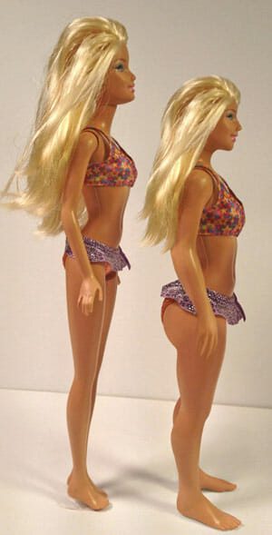 Links de pop en rechts de 'Echte Barbie' 